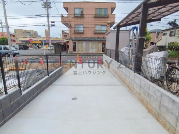 �_�ސ쌧������s������̐V�z��ˌ��Ă̑O�ʓ��H�܂ތ��n�ʐ^