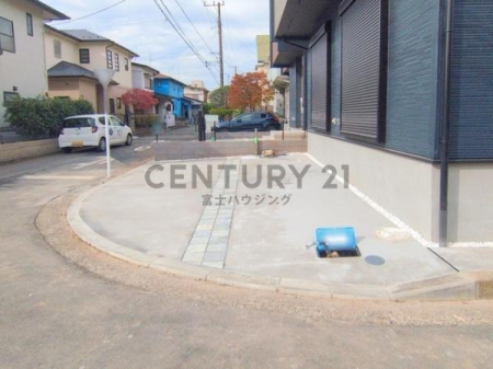 �_�ސ쌧������s���c3���ڂ̐V�z��ˌ��Ă̑O�ʓ��H�܂ތ��n�ʐ^