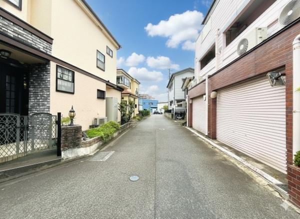 �_�ސ쌧���͌��s�����散��Ӗ{��1���ڂ̓y�n�̑O�ʓ��H�܂ތ��n�ʐ^