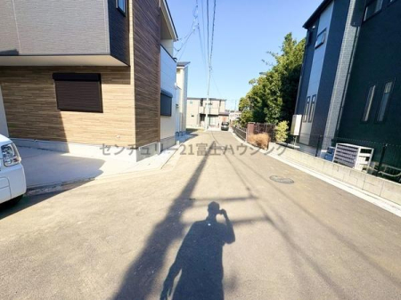 �_�ސ쌧������s���c1���ڂ̐V�z��ˌ��Ă̑O�ʓ��H�܂ތ��n�ʐ^