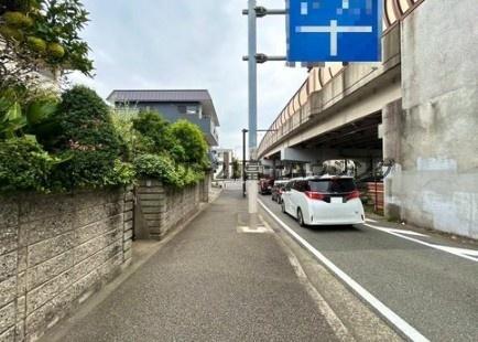 �_�ސ쌧����s���J�̓y�n�̑O�ʓ��H�܂ތ��n�ʐ^