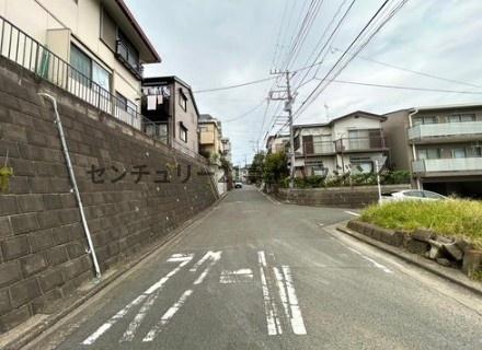 �_�ސ쌧����s���J�̓y�n�̑O�ʓ��H�܂ތ��n�ʐ^