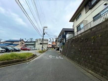 �_�ސ쌧����s���J�̓y�n�̑O�ʓ��H�܂ތ��n�ʐ^