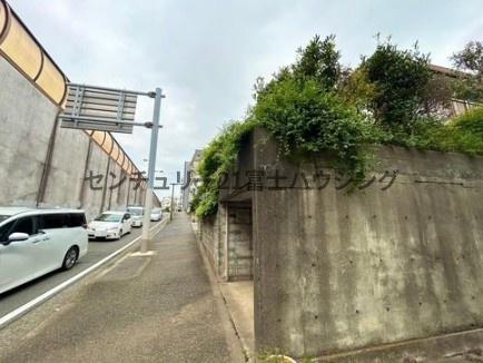 �_�ސ쌧����s���J�̓y�n�̑O�ʓ��H�܂ތ��n�ʐ^