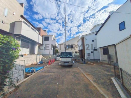 �_�ސ쌧������s�l�{��̐V�z��ˌ��Ă̑O�ʓ��H�܂ތ��n�ʐ^