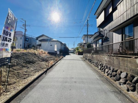 �_�ސ쌧���q�s���z�̓y�n�̑O�ʓ��H�܂ތ��n�ʐ^