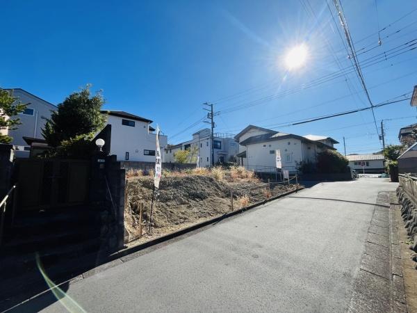 �_�ސ쌧���q�s���z�̓y�n�̑O�ʓ��H�܂ތ��n�ʐ^