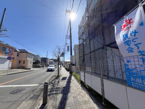 �_�ސ쌧������s�݂���2���ڂ̐V�z��ˌ��Ă̑O�ʓ��H�܂ތ��n�ʐ^