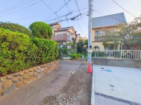 �_�ސ쌧����s�����C��3���ڂ̐V�z��ˌ��Ă̑O�ʓ��H�܂ތ��n�ʐ^