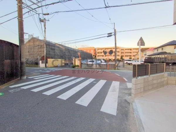 �_�ސ쌧����s�А�5���ڂ̐V�z��ˌ��Ă̑O�ʓ��H�܂ތ��n�ʐ^