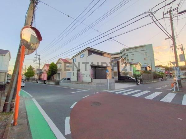 �_�ސ쌧����s�А�5���ڂ̐V�z��ˌ��Ă̑O�ʓ��H�܂ތ��n�ʐ^