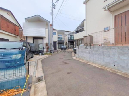 �_�ސ쌧����s���̐V�z��ˌ��Ă̑O�ʓ��H�܂ތ��n�ʐ^