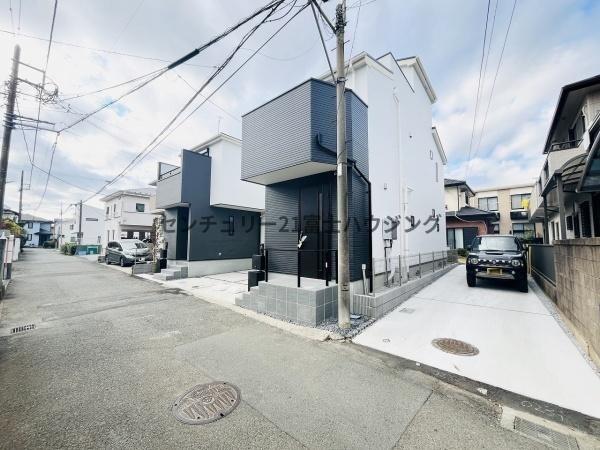 �_�ސ쌧����s�ғ�����5���ڂ̐V�z��ˌ��Ă̑O�ʓ��H�܂ތ��n�ʐ^