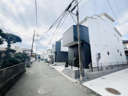 �_�ސ쌧����s�ғ�����5���ڂ̐V�z��ˌ��Ă̑O�ʓ��H�܂ތ��n�ʐ^