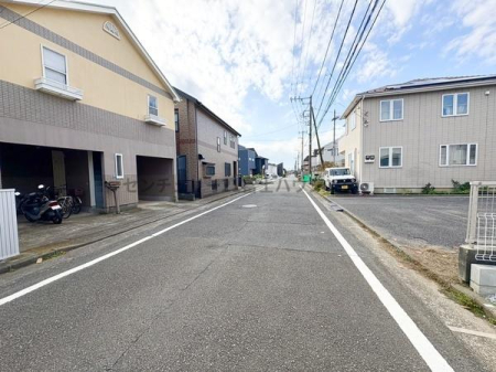 �_�ސ쌧������s����2���ڂ̐V�z��ˌ��Ă̑O�ʓ��H�܂ތ��n�ʐ^