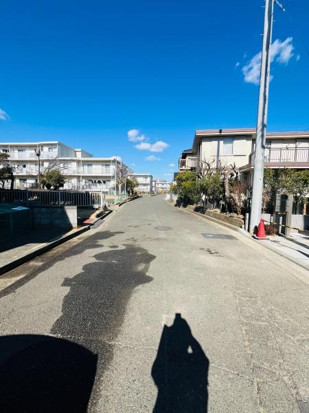 �_�ސ쌧������s�����u2���ڂ̐V�z��ˌ��Ă̑O�ʓ��H�܂ތ��n�ʐ^