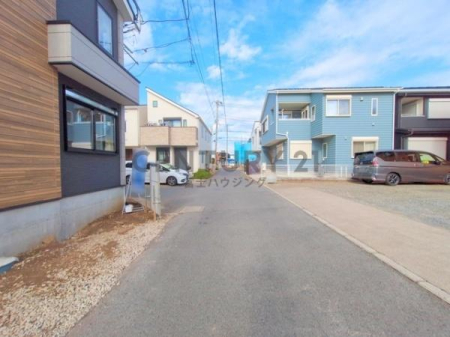 �_�ސ쌧������s��̐V�z��ˌ��Ă̑O�ʓ��H�܂ތ��n�ʐ^