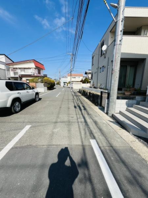 �_�ސ쌧������s���2���ڂ̐V�z��ˌ��Ă̑O�ʓ��H�܂ތ��n�ʐ^