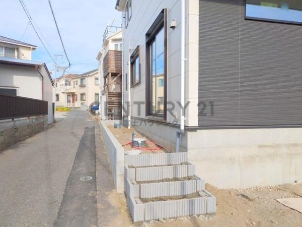 �_�ސ쌧������s���2���ڂ̐V�z��ˌ��Ă̑O�ʓ��H�܂ތ��n�ʐ^