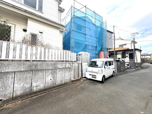 �_�ސ쌧������s�H��1���ڂ̐V�z��ˌ��Ă̑O�ʓ��H�܂ތ��n�ʐ^