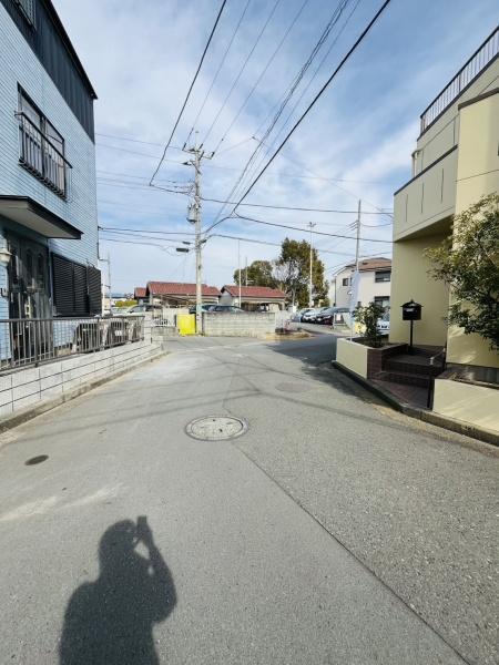 �_�ސ쌧������s�l�V���̒��È�ˌ��Ă̑O�ʓ��H�܂ތ��n�ʐ^