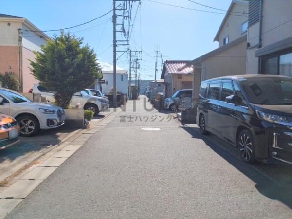 �_�ސ쌧������s�����̒��È�ˌ��Ă̑O�ʓ��H�܂ތ��n�ʐ^