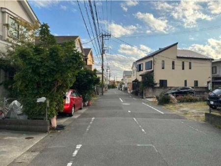 �_�ސ쌧������s���2���ڂ̐V�z��ˌ��Ă̑O�ʓ��H�܂ތ��n�ʐ^