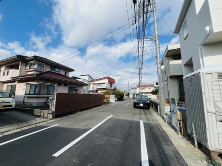 �_�ސ쌧������s���2���ڂ̐V�z��ˌ��Ă̑O�ʓ��H�܂ތ��n�ʐ^