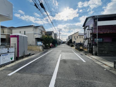 �_�ސ쌧������s���2���ڂ̐V�z��ˌ��Ă̑O�ʓ��H�܂ތ��n�ʐ^