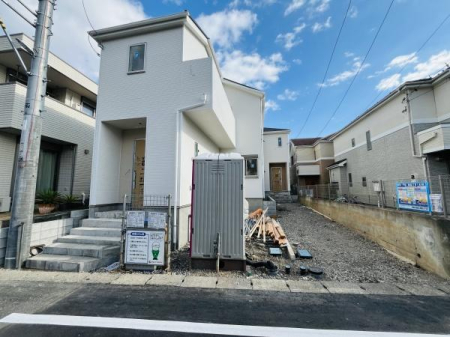 �_�ސ쌧������s���2���ڂ̐V�z��ˌ��Ă̑O�ʓ��H�܂ތ��n�ʐ^