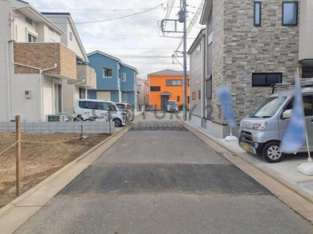 �_�ސ쌧������s��̐V�z��ˌ��Ă̑O�ʓ��H�܂ތ��n�ʐ^