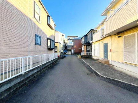 �_�ސ쌧������s����1���ڂ̒��È�ˌ��Ă̑O�ʓ��H�܂ތ��n�ʐ^