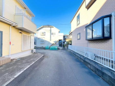 �_�ސ쌧������s����1���ڂ̒��È�ˌ��Ă̑O�ʓ��H�܂ތ��n�ʐ^