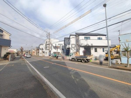 �_�ސ쌧������s����̐V�z��ˌ��Ă̑O�ʓ��H�܂ތ��n�ʐ^