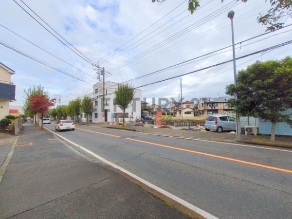 �_�ސ쌧������s����̐V�z��ˌ��Ă̑O�ʓ��H�܂ތ��n�ʐ^