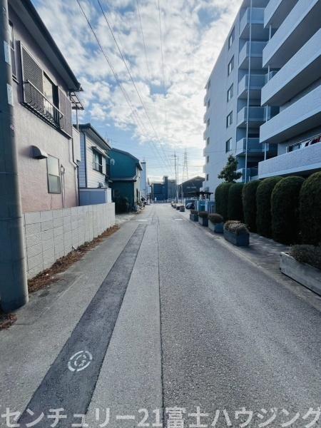 �_�ސ쌧������s����4���ڂ̐V�z��ˌ��Ă̑O�ʓ��H�܂ތ��n�ʐ^