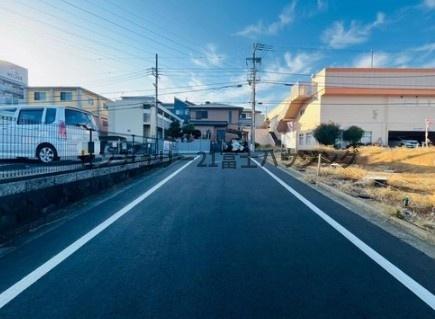 �_�ސ쌧����s�ΐ�2���ڂ̓y�n�̑O�ʓ��H�܂ތ��n�ʐ^