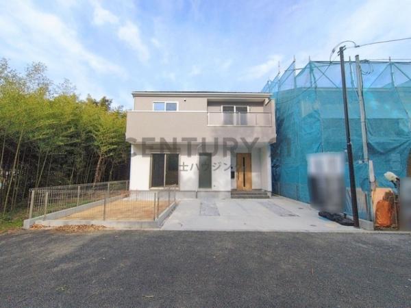 �_�ސ쌧������s�~���̐V�z��ˌ��Ă̑O�ʓ��H�܂ތ��n�ʐ^