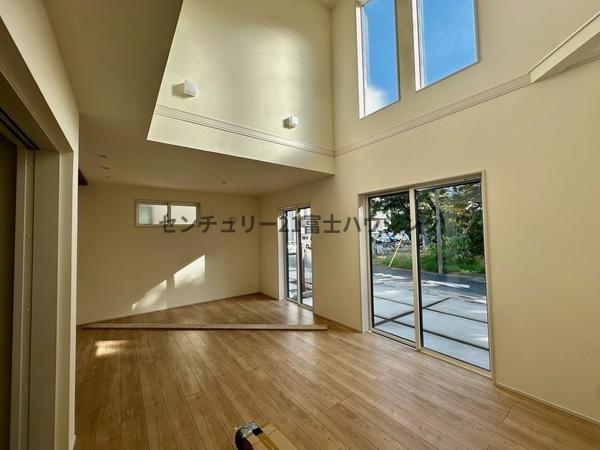 �_�ސ쌧������s�l�{��̐V�z��ˌ��Ẵ��r���O