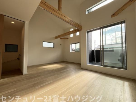 �_�ސ쌧������s����5���ڂ̐V�z��ˌ��Ẵ��r���O