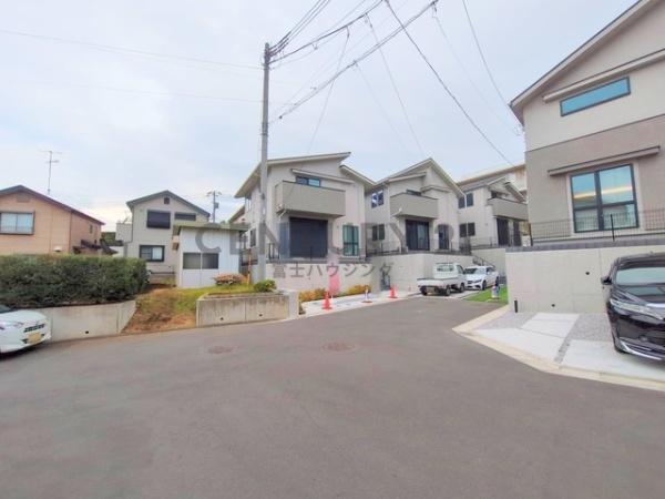 �_�ސ쌧����s���ؑ�1���ڂ̐V�z��ˌ��Ă̑O�ʓ��H�܂ތ��n�ʐ^