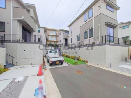 �_�ސ쌧����s���ؑ�1���ڂ̐V�z��ˌ��Ă̑O�ʓ��H�܂ތ��n�ʐ^