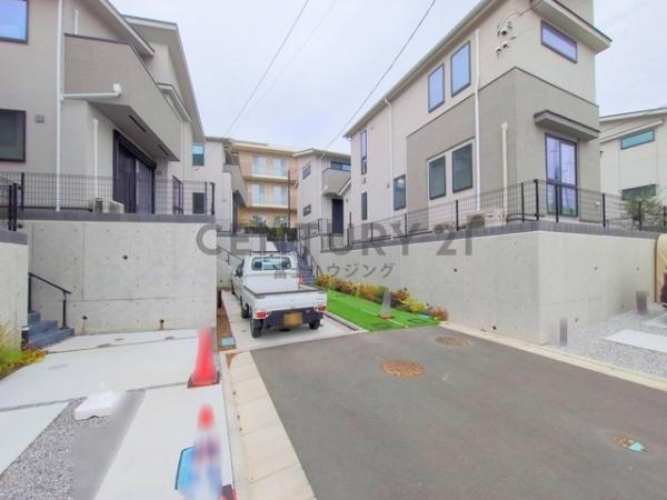 �_�ސ쌧����s���ؑ�1���ڂ̐V�z��ˌ��Ă̑O�ʓ��H�܂ތ��n�ʐ^