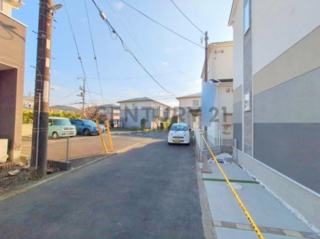 �_�ސ쌧����s�勘3���ڂ̐V�z��ˌ��Ă̑O�ʓ��H�܂ތ��n�ʐ^