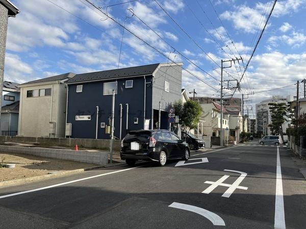 �_�ސ쌧������s�΂��l�̐V�z��ˌ��Ă̑O�ʓ��H�܂ތ��n�ʐ^