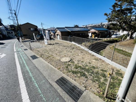 �_�ސ쌧���q�s�����q1���ڂ̐V�z��ˌ��Ă̑O�ʓ��H�܂ތ��n�ʐ^