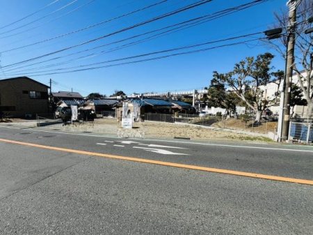 �_�ސ쌧���q�s�����q1���ڂ̐V�z��ˌ��Ă̑O�ʓ��H�܂ތ��n�ʐ^