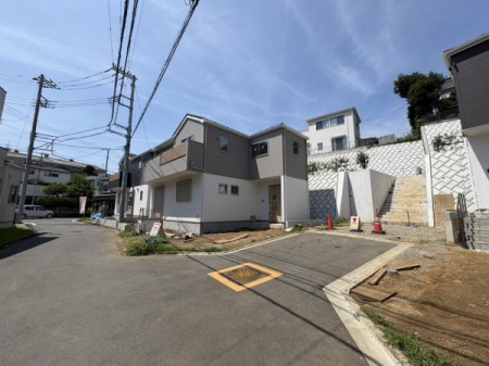 �_�ސ쌧����s�P�s��2���ڂ̐V�z��ˌ��Ă̑O�ʓ��H�܂ތ��n�ʐ^