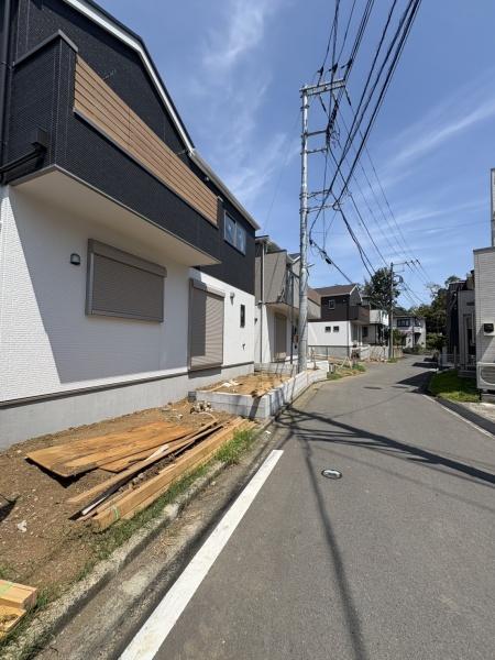 �_�ސ쌧����s�P�s��2���ڂ̐V�z��ˌ��Ă̑O�ʓ��H�܂ތ��n�ʐ^