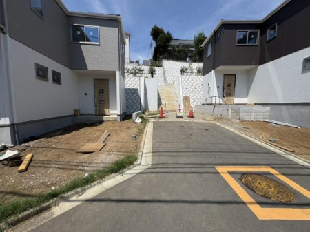 �_�ސ쌧����s�P�s��2���ڂ̐V�z��ˌ��Ă̑O�ʓ��H�܂ތ��n�ʐ^